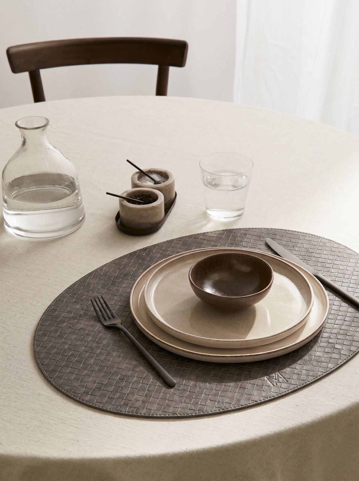 Oval Çift Taraflı Deri Amerikan Servis (Vizon/Beyaz) Méja Atelier