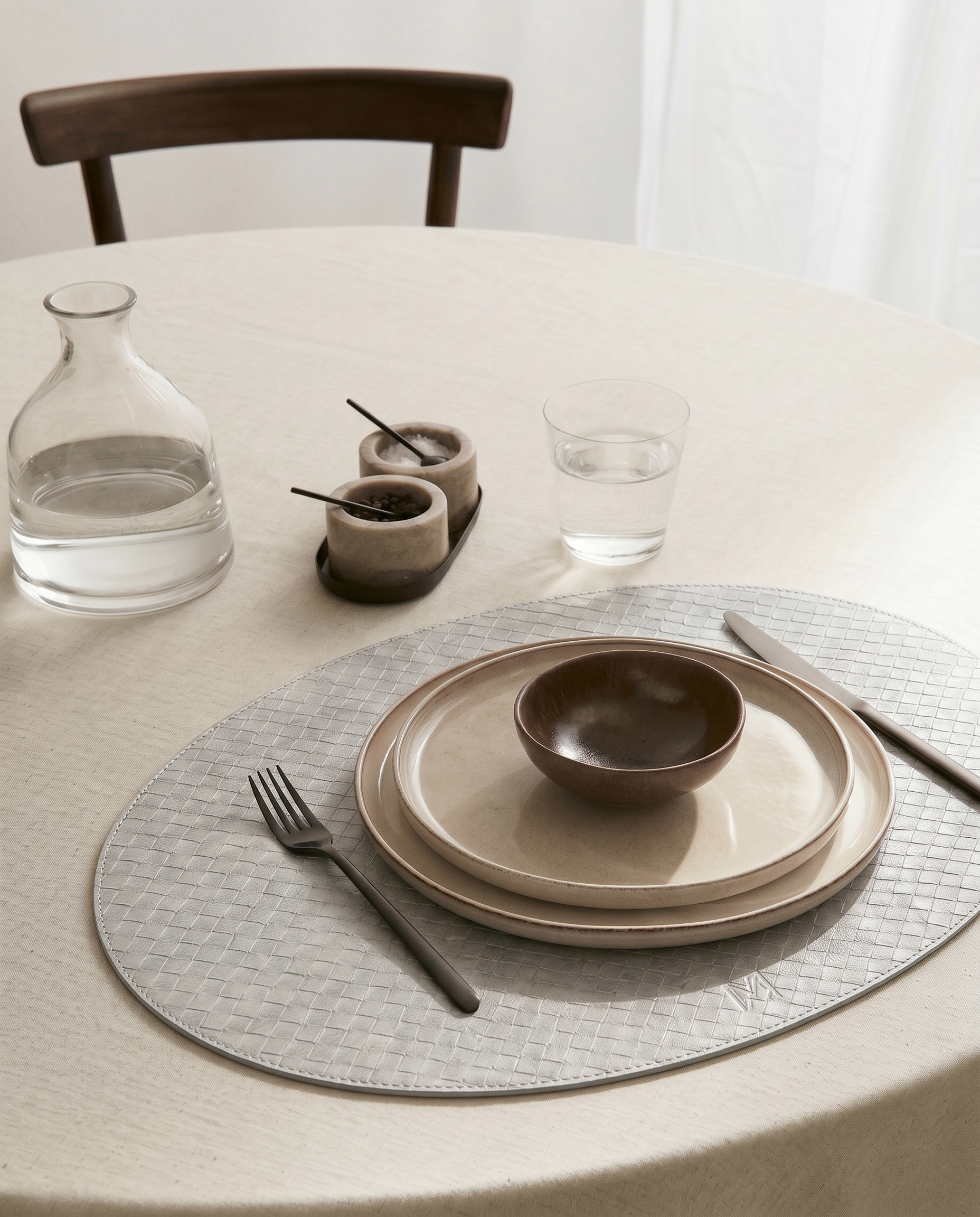 Oval Çift Taraflı Deri Amerikan Servis (Vizon/Beyaz) Méja Atelier